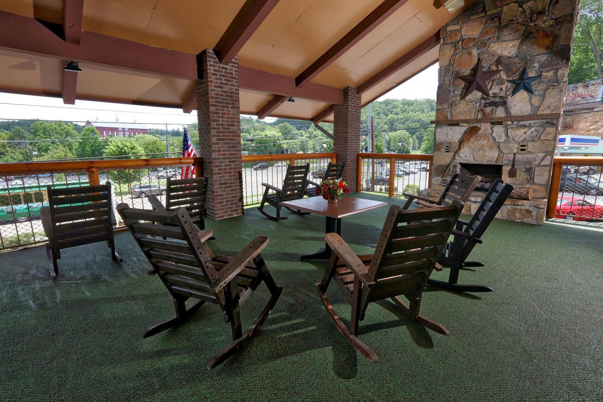 Wild Bear Inn Pigeon Forge Exteriér fotografie
